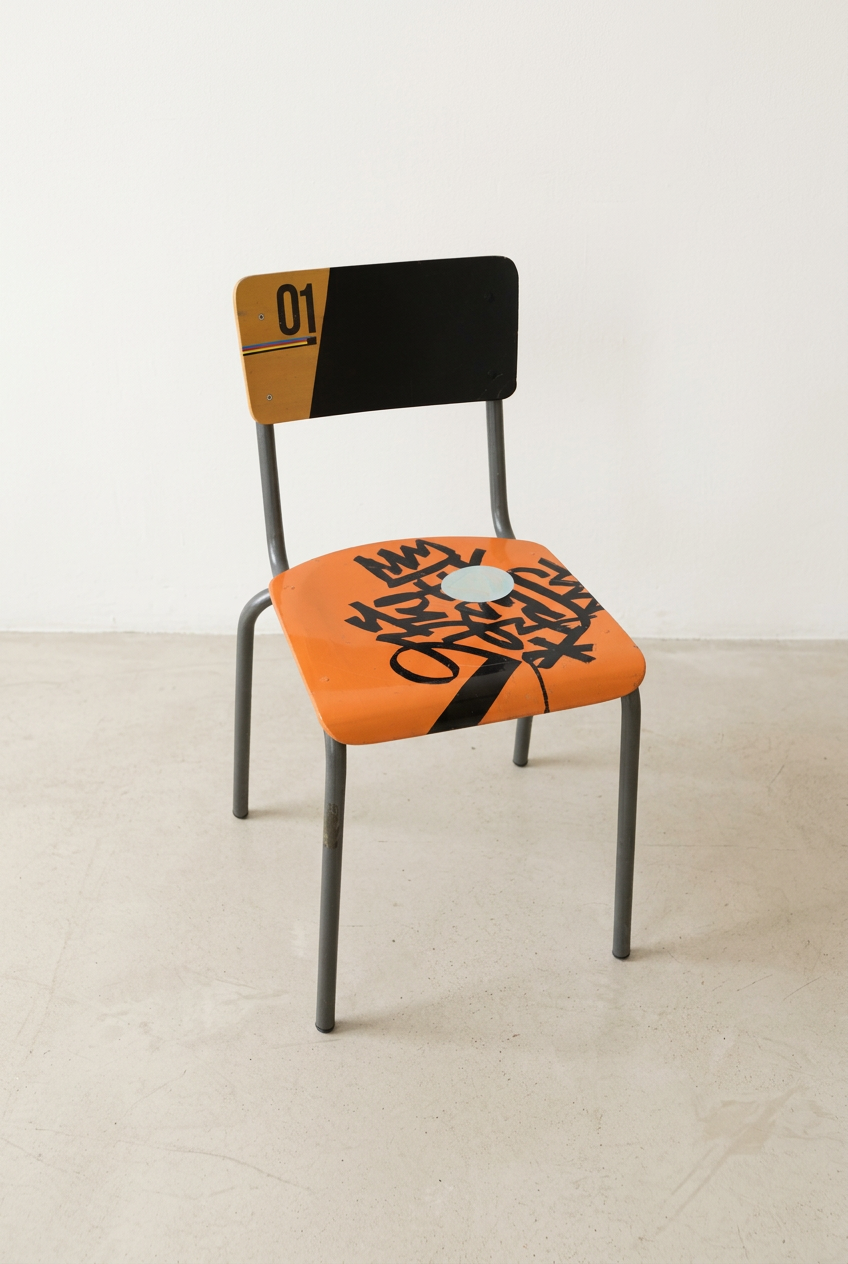 Galerijbeeld van de oranje-zwarte kunststoel